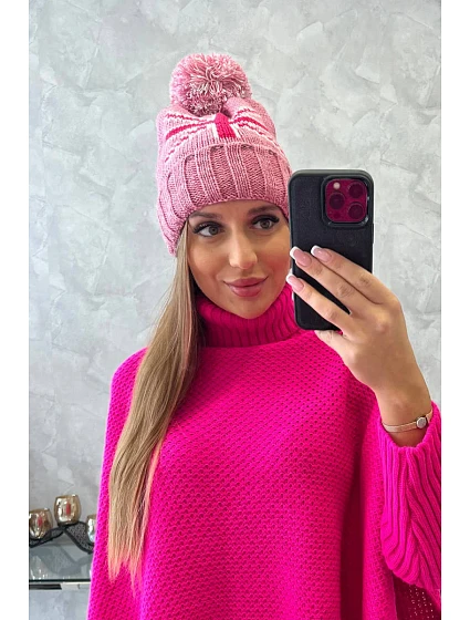 Dámská čepice s bambulí Elizabeth model 18752281 tmavě růžová - K-Fashion Dámská čepice s bambulí Elizabeth model 18752281 tmavě růžová - K-Fashion