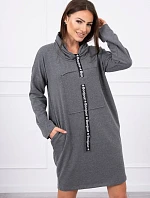 Šaty s kravatou v grafitovej farbe