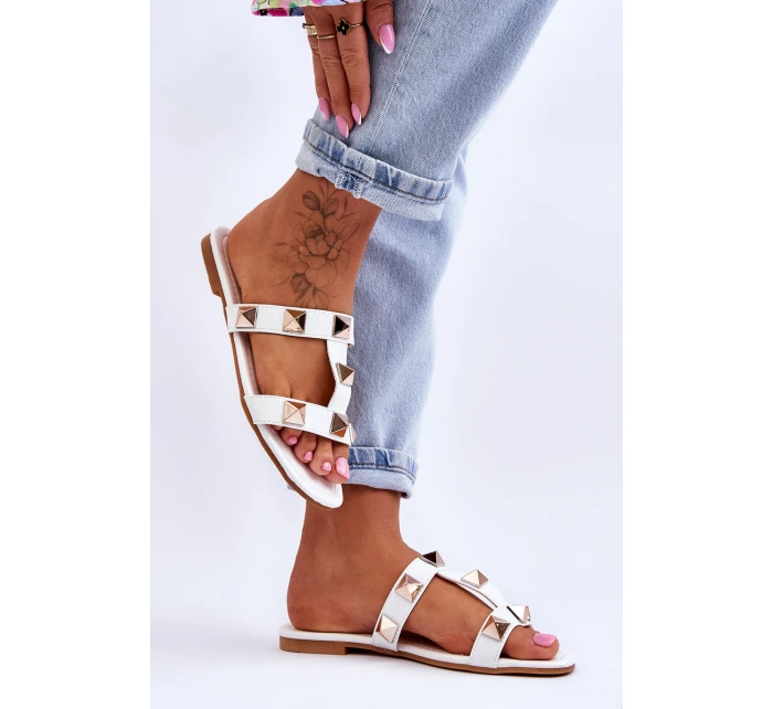 Dámské pantofle s velkými cvočky Bíle model 21618017 - Boto Dámské pantofle s velkými cvočky Bíle model 21618017 - Boto