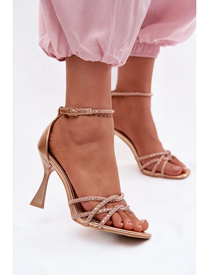 Sandále na podpätku model 226513 Vykročte štýlovo