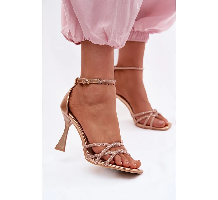 Sandále na podpätku model 226513 Vykročte štýlovo