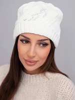 Dámska zimná vlnená čiapka s geometrickým vzorom a jemným leskom K401 biela