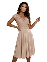 šifonové šaty s krajkovým výstřihem béžové model 22104257 - numoco