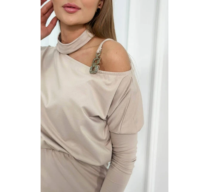 Šaty s ozdobou na ramene béžovej farby