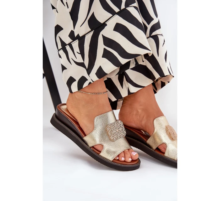 Klapki Damskie Na Koturnie Eko Skórzane Z Ozdobą Złote Sarela Klapki Damskie Na Koturnie Eko Skórzane Z Ozdobą Złote Sarela