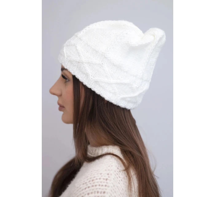 Dámska zimná pletená čiapka s ozdobným vzorom K403 biela