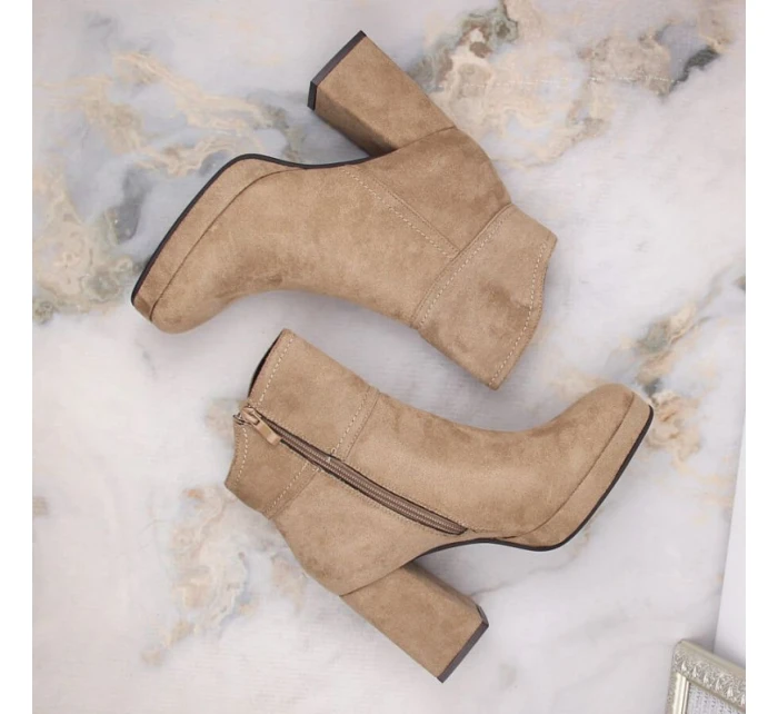 Dámske zateplené semišové čižmy na podpätku W SAN24B béžové - M.Daszynski Dámske zateplené semišové čižmy na podpätku W SAN24B béžové - M.Daszynski