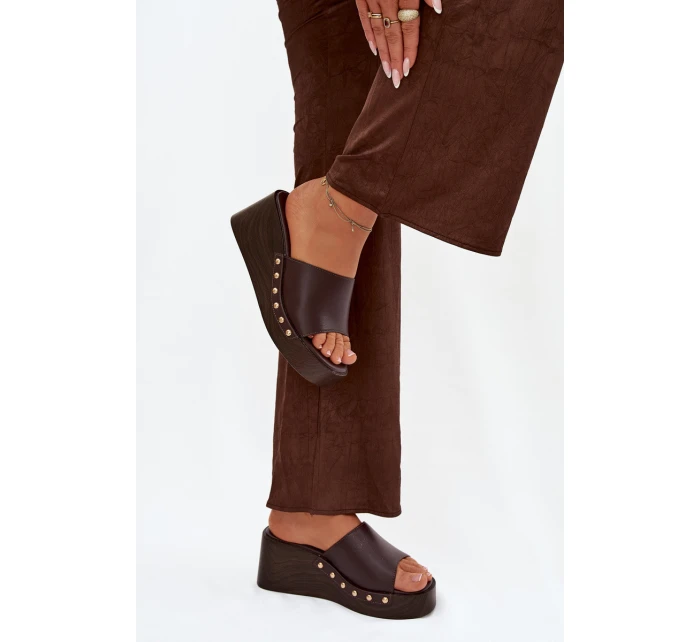 Dámské pantofle na platformě se zlatými sponami hnědé Arionne