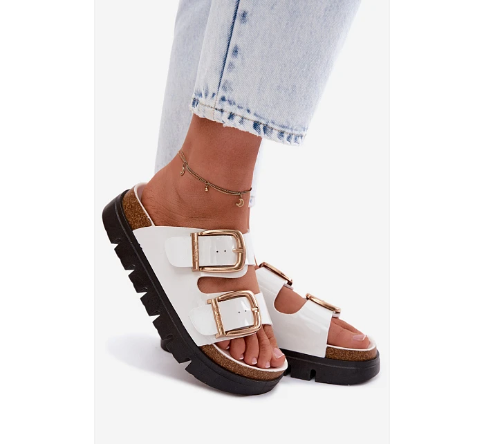 Lakované dámské pantofle Ploché se zlatými sponami model 22122981 bílé - Lee Cooper