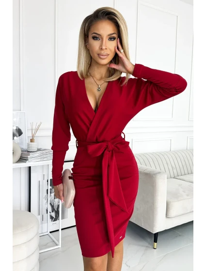 Dámské šaty ve vínové bordó barvě s výstřihem na zádech model 17916570 - numoco Dámské šaty ve vínové bordó barvě s výstřihem na zádech model 17916570 - numoco