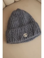 Dámská zimní čepice z pleteniny a s knoflíkem tmavě šedá model 21441826 - K-Fashion