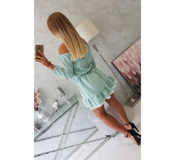 Šaty s odhalenými rameny a krajkou tmavě mátové barvy