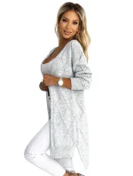 Šedý dámský kardigan přehoz přes oblečení s delší zadní částí a s ažurovým vzorem model 18854393 - numoco basic Šedý dámský kardigan přehoz přes oblečení s delší zadní částí a s ažurovým vzorem model 18854393 - numoco basic