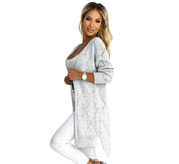 Šedý dámský kardigan přehoz přes oblečení s delší zadní částí a s ažurovým vzorem model 18854393 - numoco basic Šedý dámský kardigan přehoz přes oblečení s delší zadní částí a s ažurovým vzorem model 18854393 - numoco basic