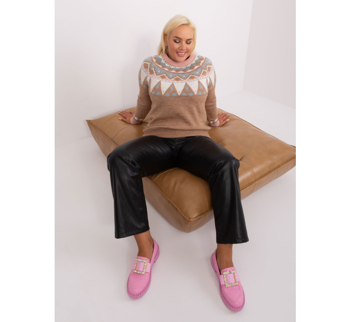 Tmavobéžový dámsky plus size sveter so vzormi