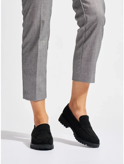 Zaujímavé dámske čierne mokasíny na platforme Zaujímavé dámske čierne mokasíny na platforme