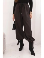 Dámske nohavice so širokými nohavicami a viazaním v spodnej časti hnedej farby Dámske nohavice so širokými nohavicami a viazaním v spodnej časti hnedej farby