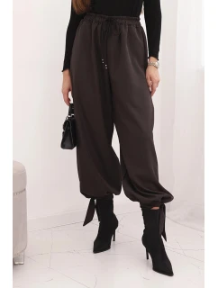 Dámske nohavice so širokými nohavicami a viazaním v spodnej časti hnedej farby