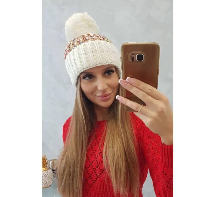 Dámská čepice s bambulí Ellen model 18751767 ecru - K-Fashion Dámská čepice s bambulí Ellen model 18751767 ecru - K-Fashion