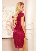 Krajkové dámské šaty ve vínové bordó barvě s krátkými rukávy a dekoltem model 15163339 - numoco