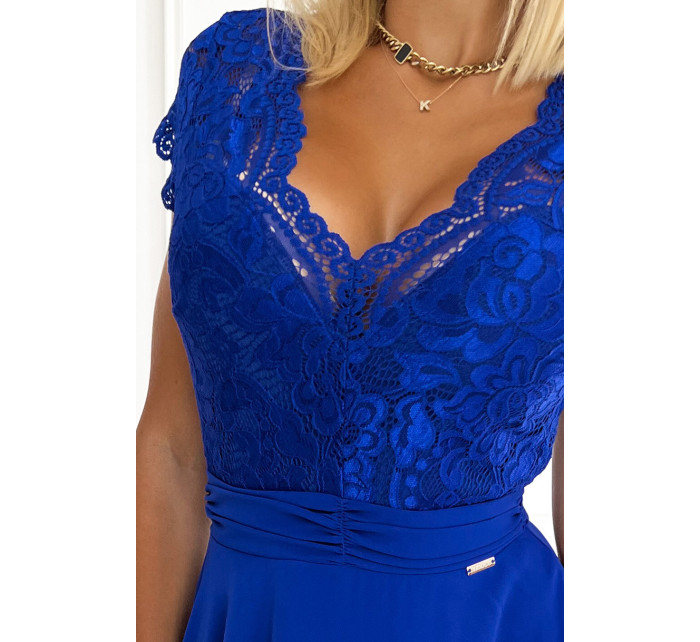 Šifónové šaty s čipkovaným výstrihom Numoco LINDA - modré