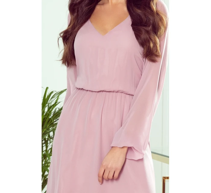 Dámske šifónové midi šaty vo špinavo ružovej farbe s výstrihom a volánikom 304-1 Dámske šifónové midi šaty vo špinavo ružovej farbe s výstrihom a volánikom 304-1