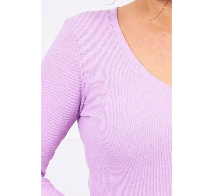 Přiléhavé šaty s výstřihem fialové barvy