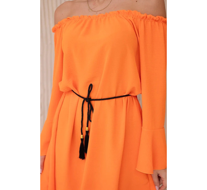 Šaty zviazané v páse oranžovou šnúrkou