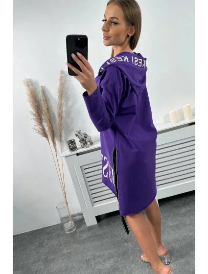 Tmavo fialové šaty s kapucňou a potlačou Tmavo fialové šaty s kapucňou a potlačou