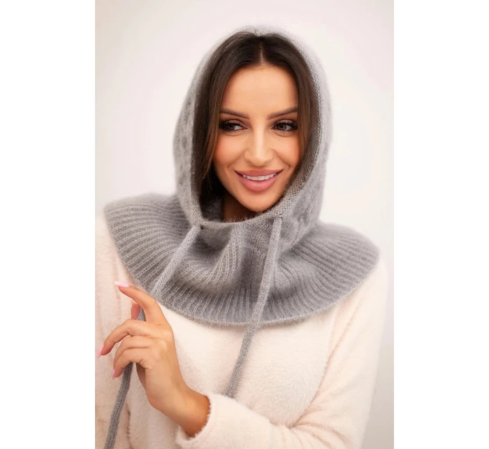 Dámska čiapka s kapucňou a pleteným vzorom sivá