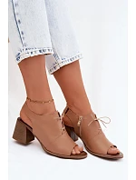 Kožené sandály na podpatku s šněrováním model 22185444 Cappuccino - Zazoo Kožené sandály na podpatku s šněrováním model 22185444 Cappuccino - Zazoo
