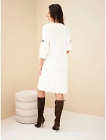 Šaty dámské z model 22401353 s ozdobným krátkým rukávem ecru - K-Fashion Šaty dámské z model 22401353 s ozdobným krátkým rukávem ecru - K-Fashion