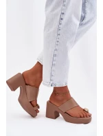 Dámské nazouváky na sloupkovém podpatku se zlatým detailem tmavě béžové model 22037686 - Boto