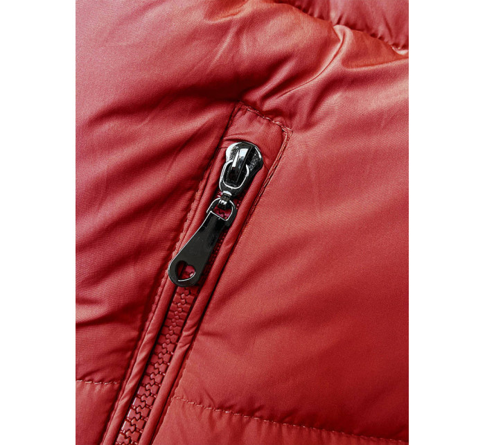 Červená krátka páperová dámska vesta s kapucňou (16M9091-270)