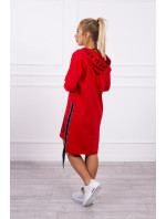 Šaty s kapucňou a červenou potlačou