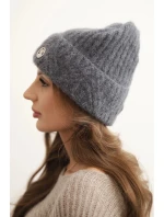 Dámská zimní čepice z pleteniny a s knoflíkem tmavě šedá model 21441826 - K-Fashion
