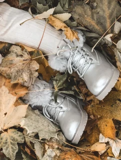 Stříbrné izolované dětské boty Trapery Fobos