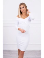 Priliehavé šaty s výstrihom do V v bielej farbe