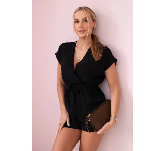 Krátky overal zviazaný v páse čierny
