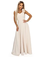 model 22067486 Elegantní večerní maxi šaty s rozparkem a růžemi béžové - numoco