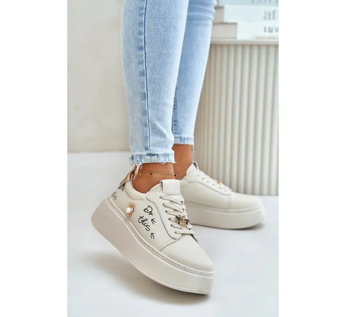 Dámske kožené tenisky s platformou a odznakom Vinceza Badge Beige Dámske kožené tenisky s platformou a odznakom Vinceza Badge Beige