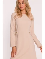 model 21319189 Šaty s ozdobnými knoflíky v pase béžové - STYLOVE model 21319189 Šaty s ozdobnými knoflíky v pase béžové - STYLOVE