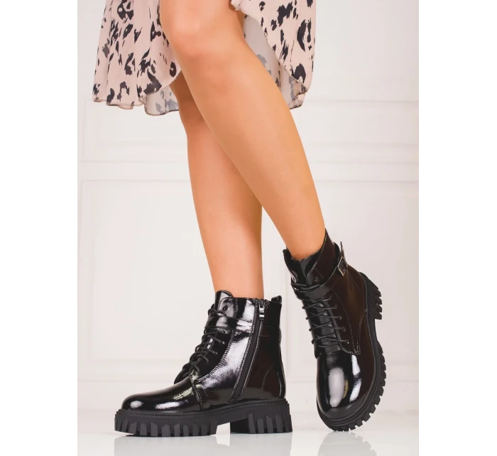 Pohodlné dámske čierne členkové topánky na plochom podpätku