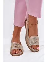Dámské sandály na plochém podpatku s ozdobou model 21698206 zlaté - S.Barski Dámské sandály na plochém podpatku s ozdobou model 21698206 zlaté - S.Barski