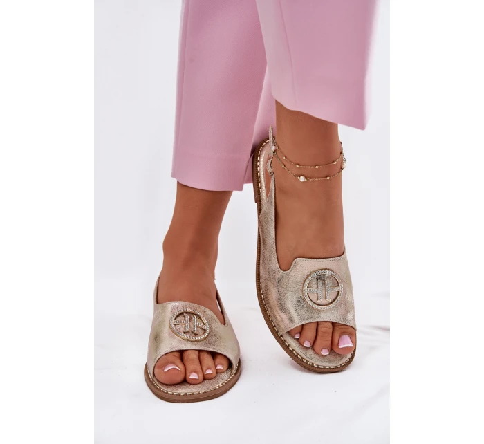 Dámské sandály na plochém podpatku s ozdobou model 21698206 zlaté - S.Barski Dámské sandály na plochém podpatku s ozdobou model 21698206 zlaté - S.Barski