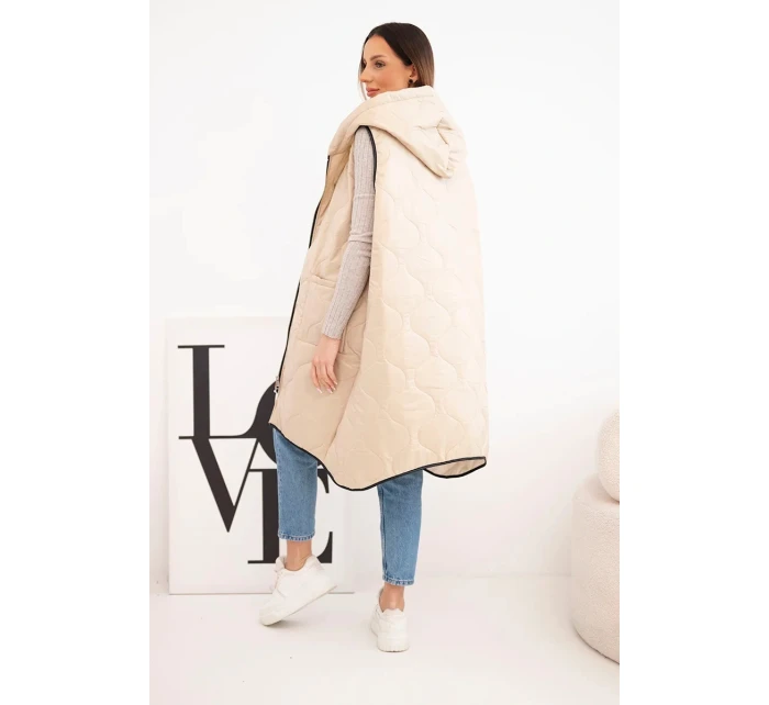 Dámska prešívaná vesta s kapucňou a zipsom pre plnoštíhle tmavobéžová