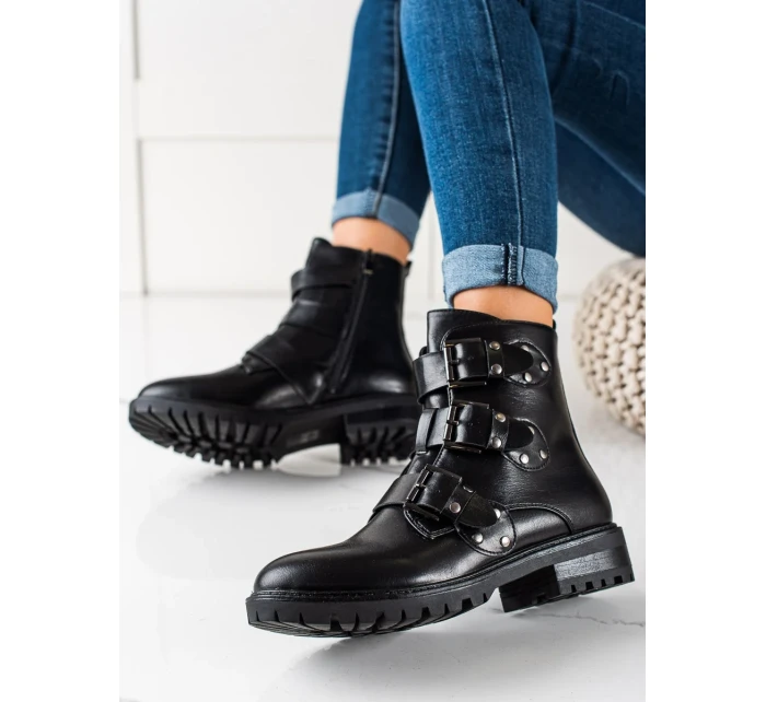 Pohodlné dámske čierne členkové topánky na plochom podpätku Pohodlné dámske čierne členkové topánky na plochom podpätku