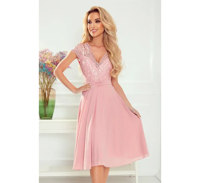 Dámské šifonové šaty ve špinavě růžové barvě s krajkovým výstřihem model 17445219 - numoco