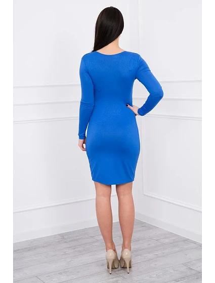 Přiléhavé šaty s výřezem pod prsy chrpově modré barvy