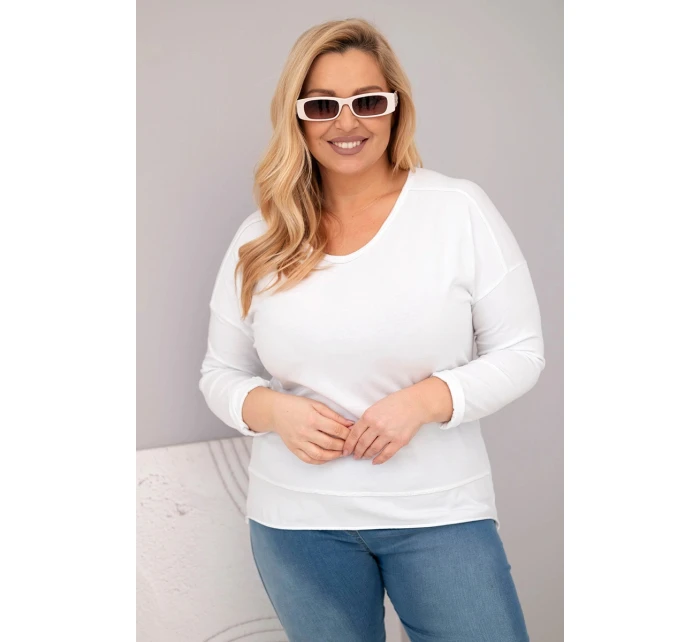 Dámska blúzka v nadmernej veľkosti s výstrihom do V a dlhším zadným dielom biela